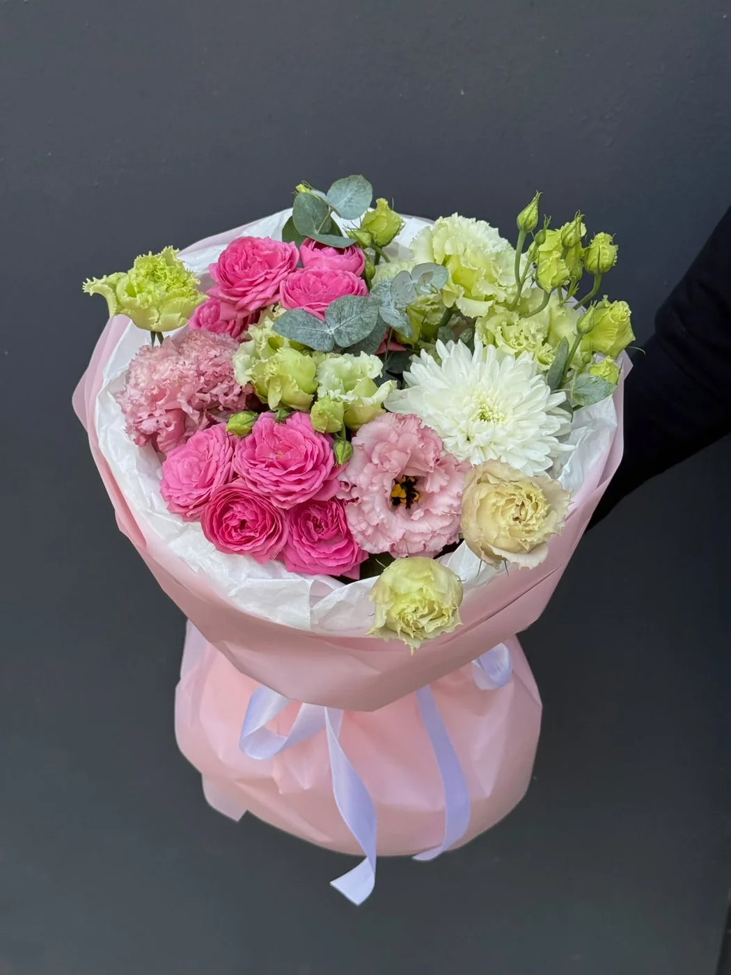 Bağ Giselle Pink qızılgülü, xrizantem və evstoma