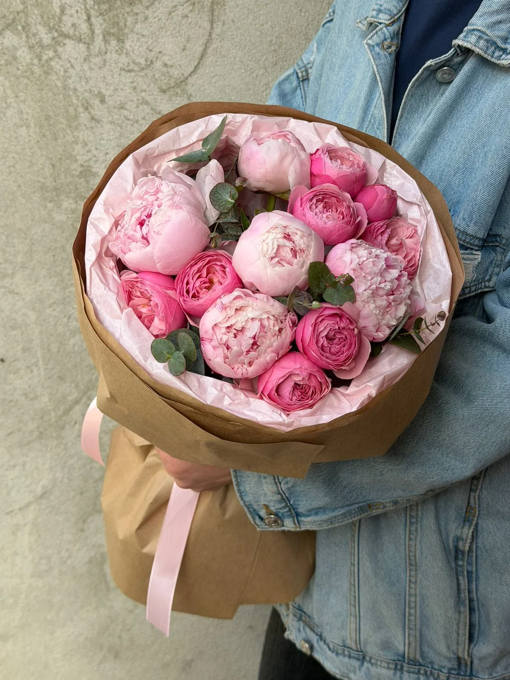 Bağ Pink Silva qızılgülü və Sarah Bernhardt pion