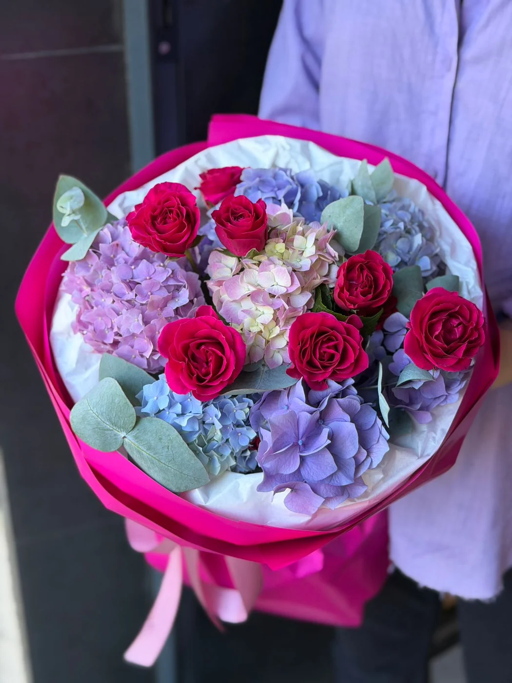 Bağ Gem Star qızılgülü və hortenziya