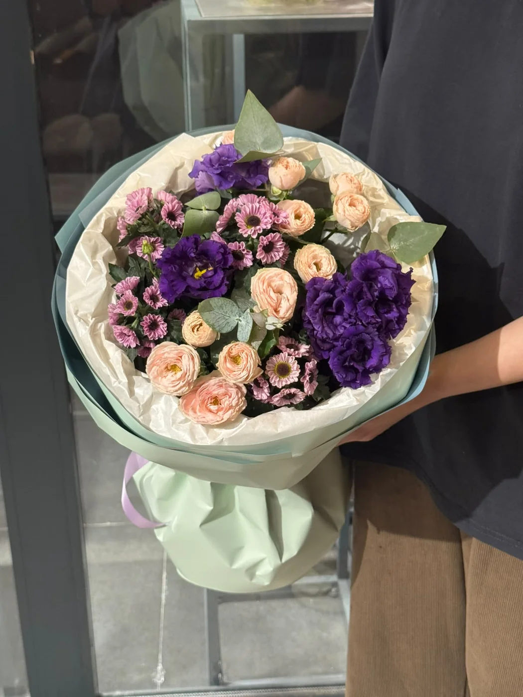 Sweet Giselle qızılgülü, çəhrayı çobanyastığı və bənövşəyi evstoma