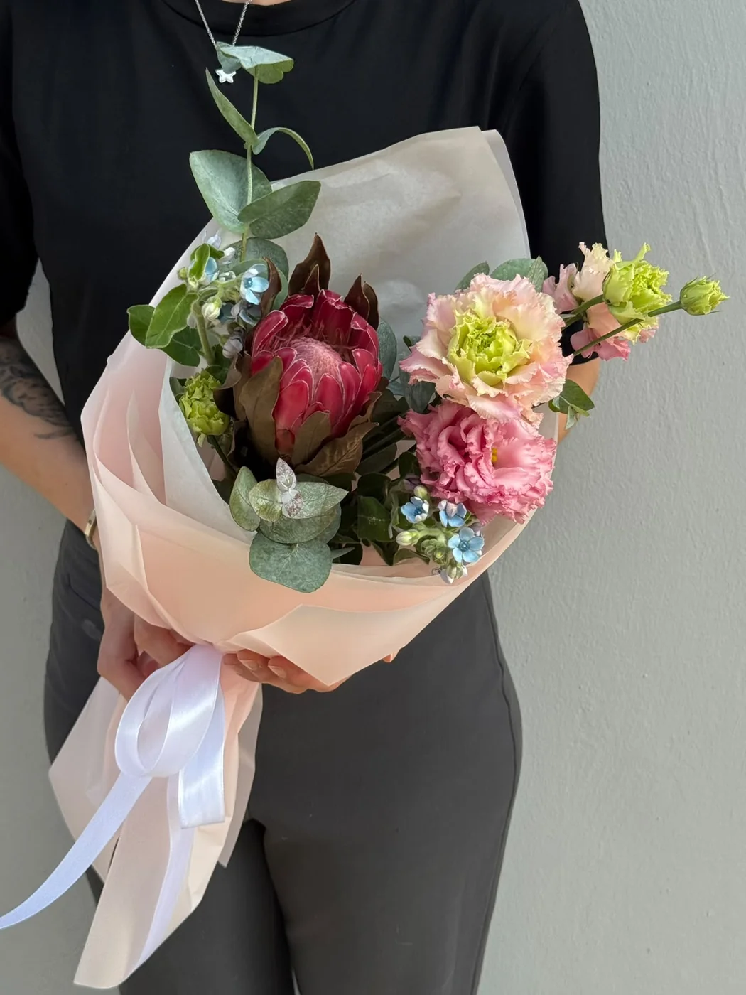 Protea Brenda, çəhrayı evstoma, Oxypetalum və evkalipt