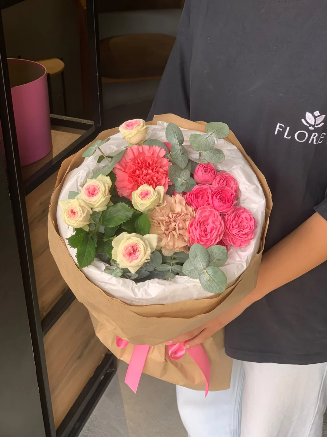 Giselle Pink, bağ qızılgül Gelato, Dusty Pink qərənfil və çəhrayı qərənfil