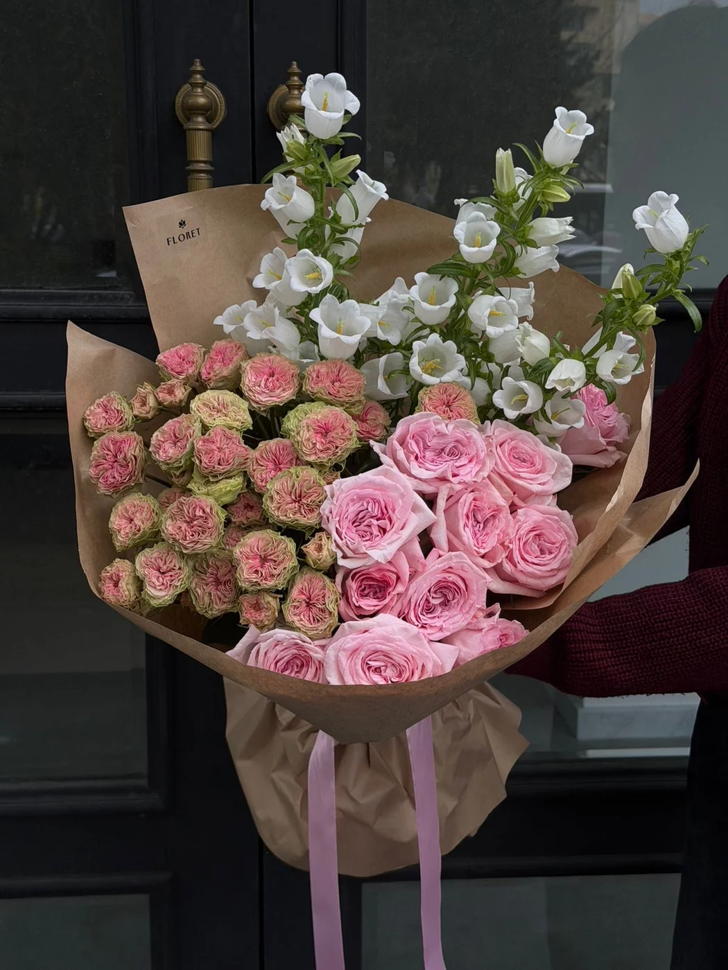 Pink O’Hara qızılgülü, bağ Sweet Eye qızılgülü və kampanula