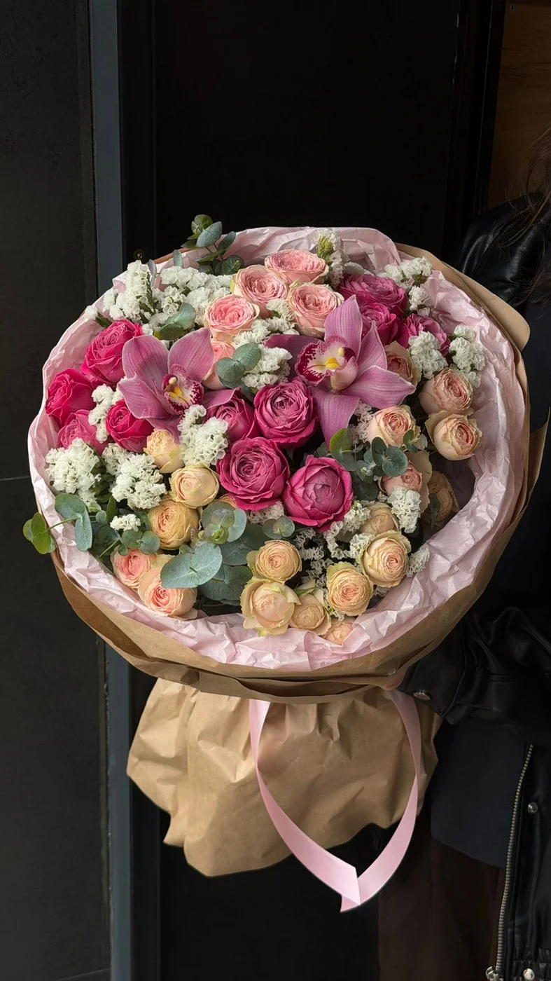 Orxideya, statisa, bağ Purple Silva qızılgülü və Sweet Giselle