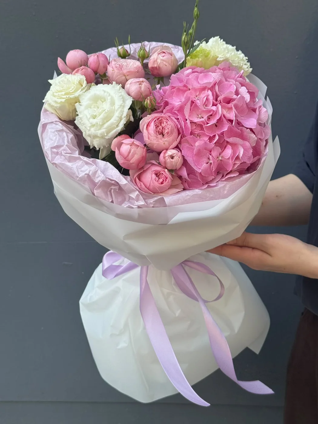 Çəhrayı hortenziya, ağ evstoma və bağ Pink Silva qızılgülü