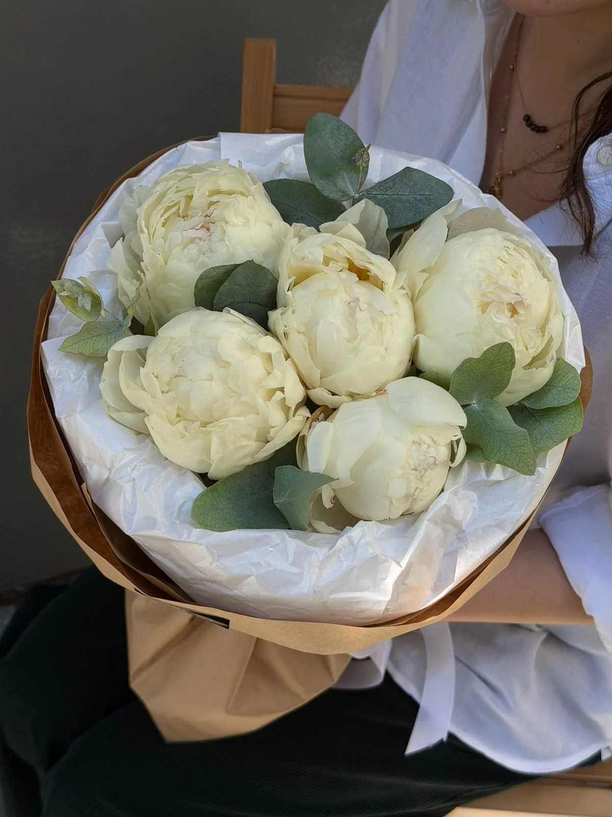 Ağ pion mono buketi