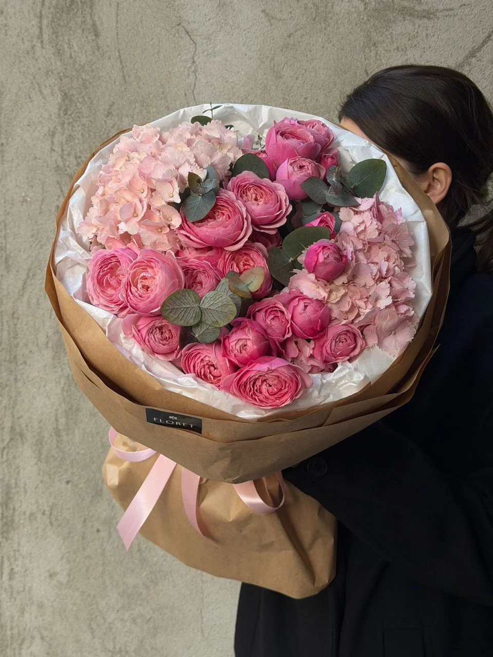 Bağ Pink Silva qızılgülü və çəhrayı hortenziya