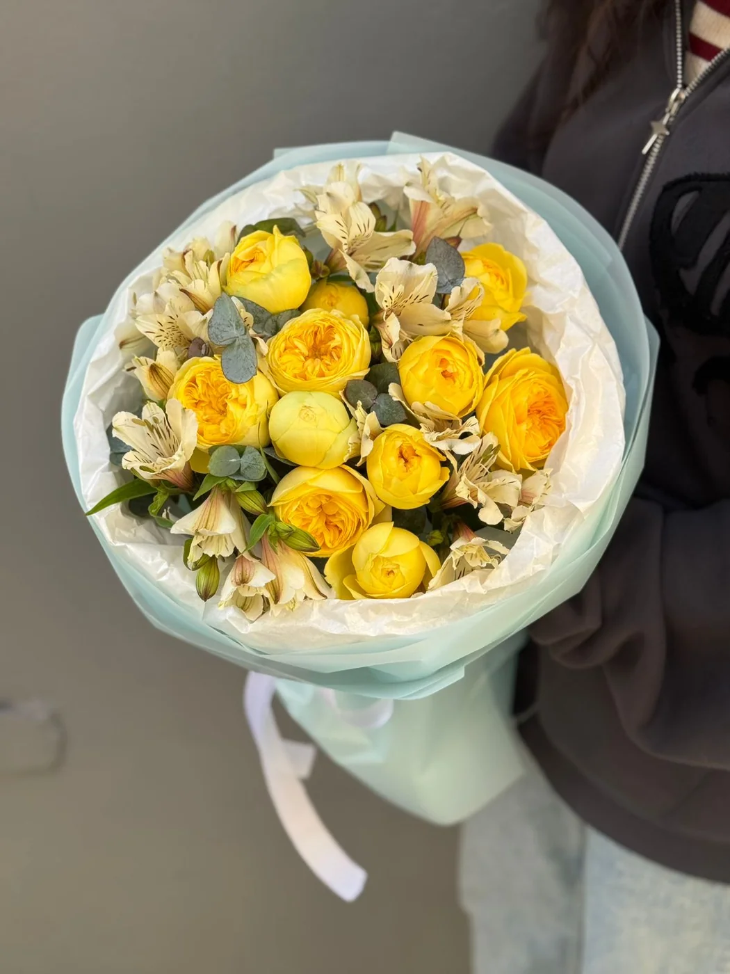 Bağ Yellow Bubbles qızılgülü və alstromeriya