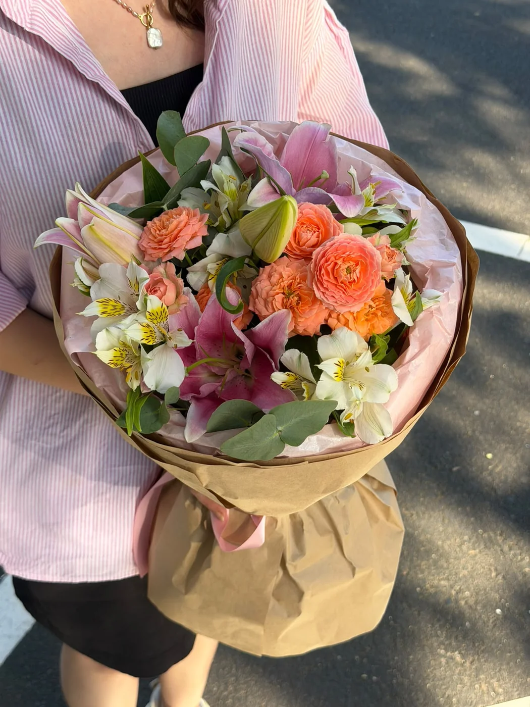 Bağ Orange Romantic qızılgülü, alstromeriya və zanbaq