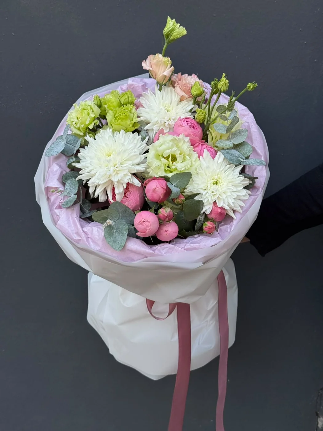 Bağ Pink Silva qızılgülü, evstoma və xrizantem