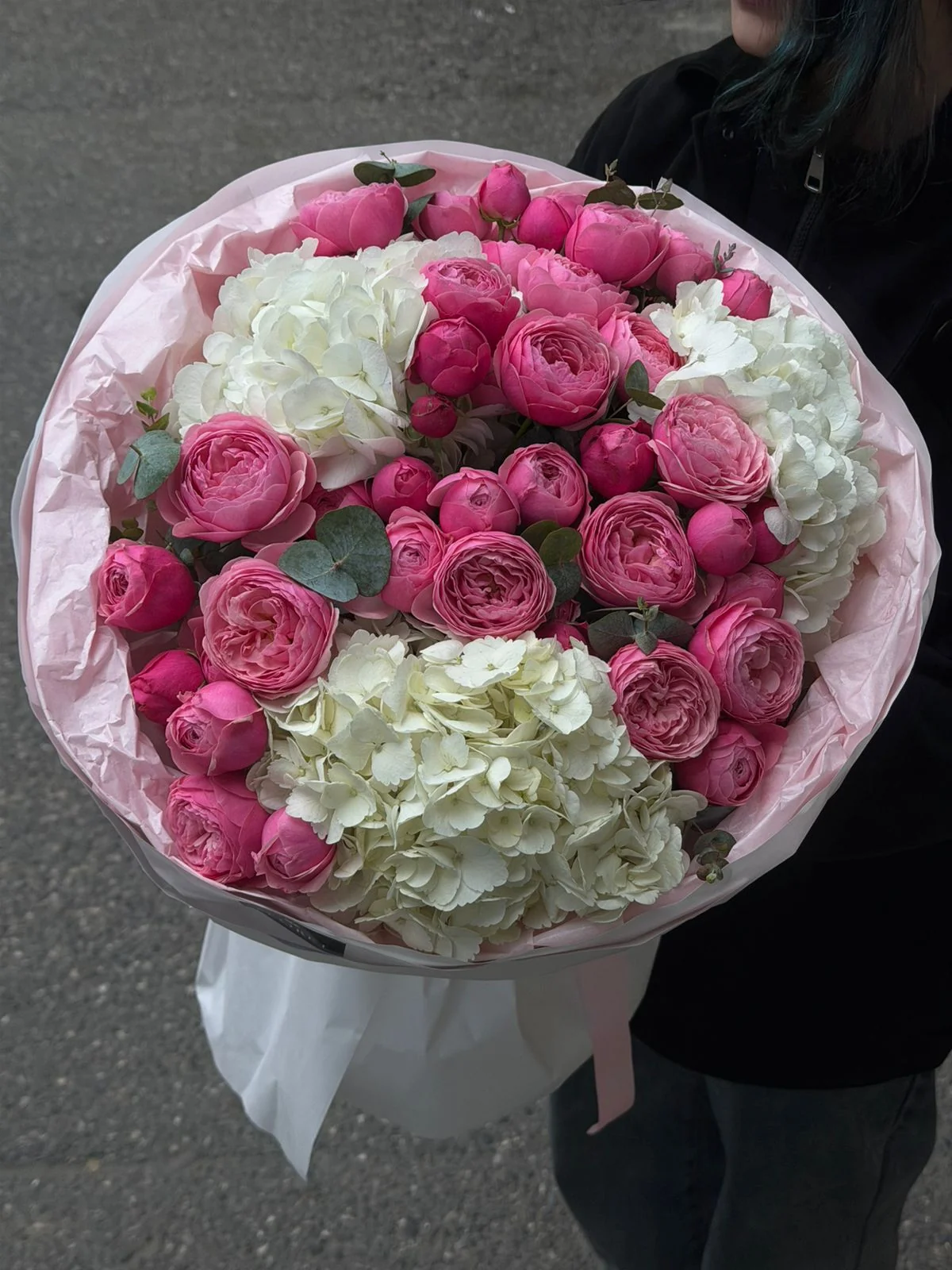 Bağ Pink Silva qızılgülü və ağ hortenziya