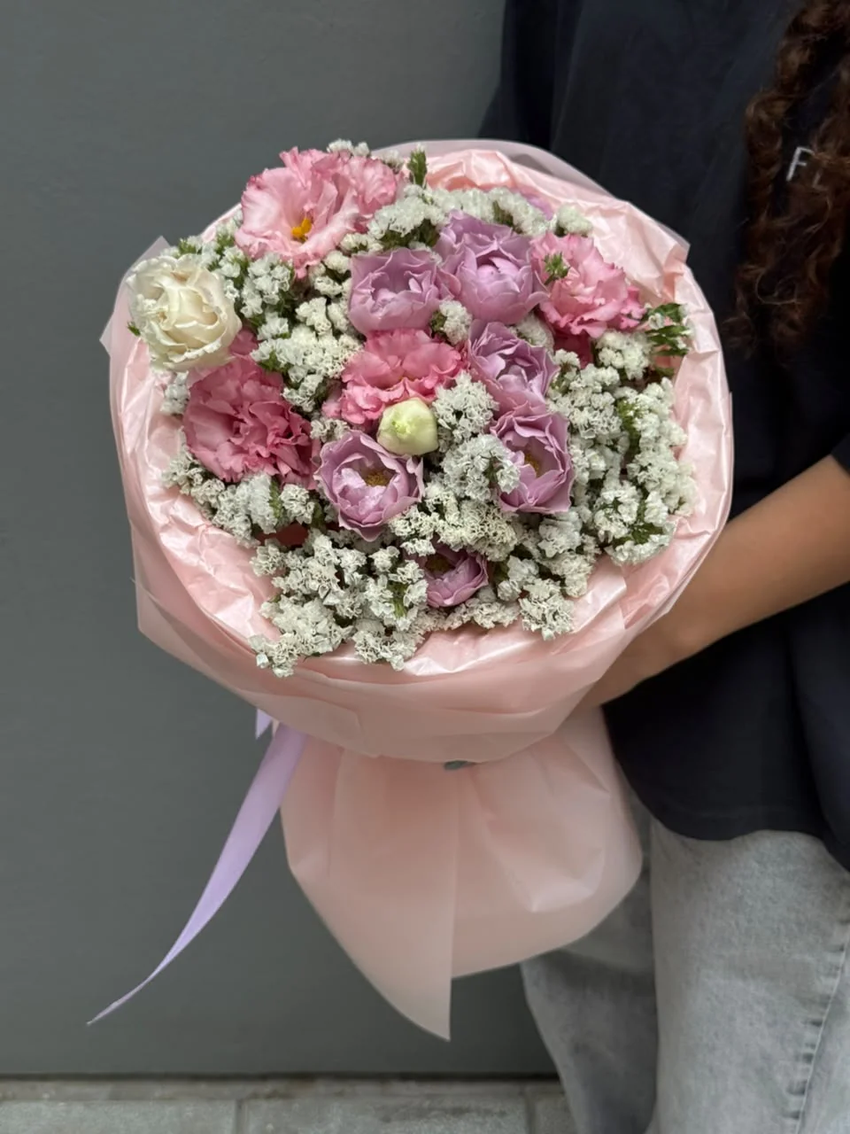 Bağ Lavender Bubbles qızılgülü, çəhrayı evstoma və ağ statisa