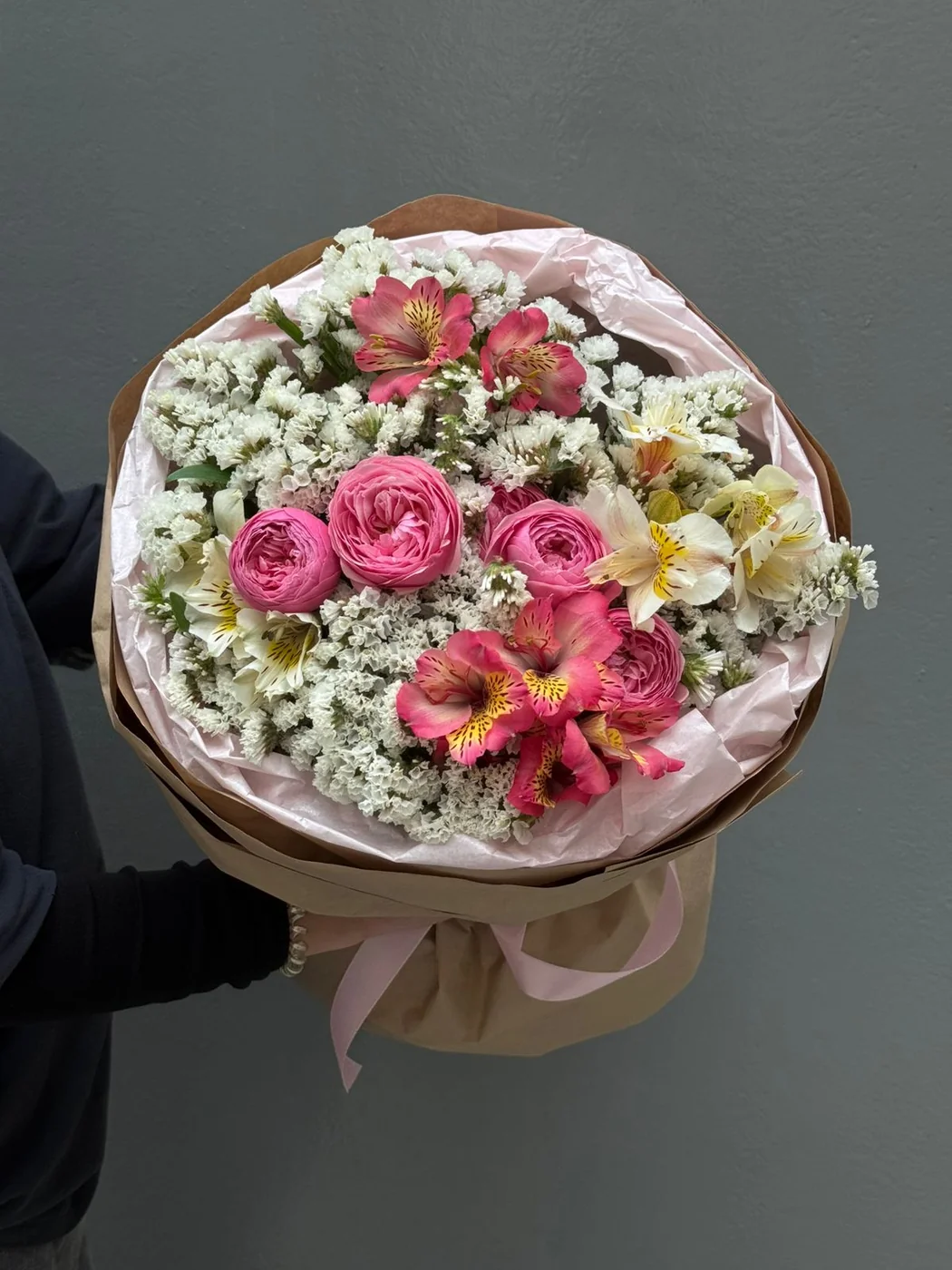 Statisa, alstromeriya və bağ Pink Silva qızılgülü