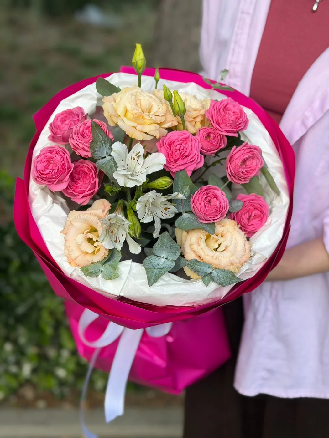 Gizelle qızılgülü, şaftalı evstoma, ağ alstromeriya və evkalipt