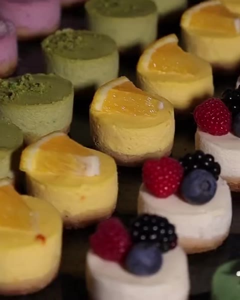 Çeşidli mini cheesecakes
