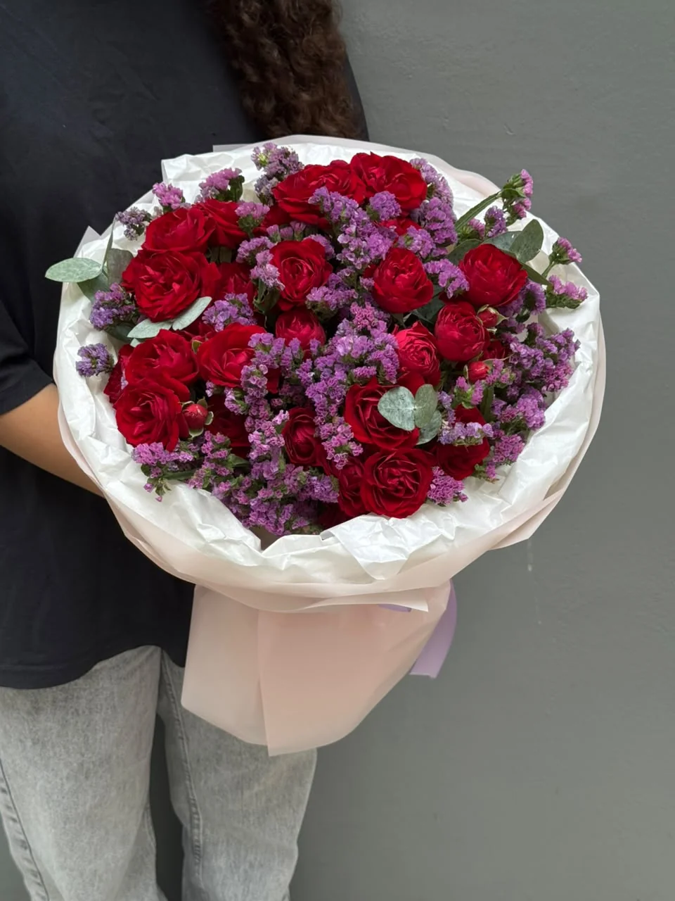 Bağ Red Bubbles qızılgülü və göy statisa