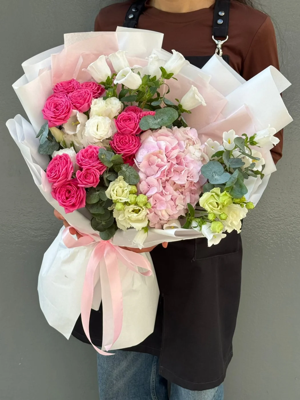 Bağ giselle qızılgülü, eustoma, campanula və hortenziya