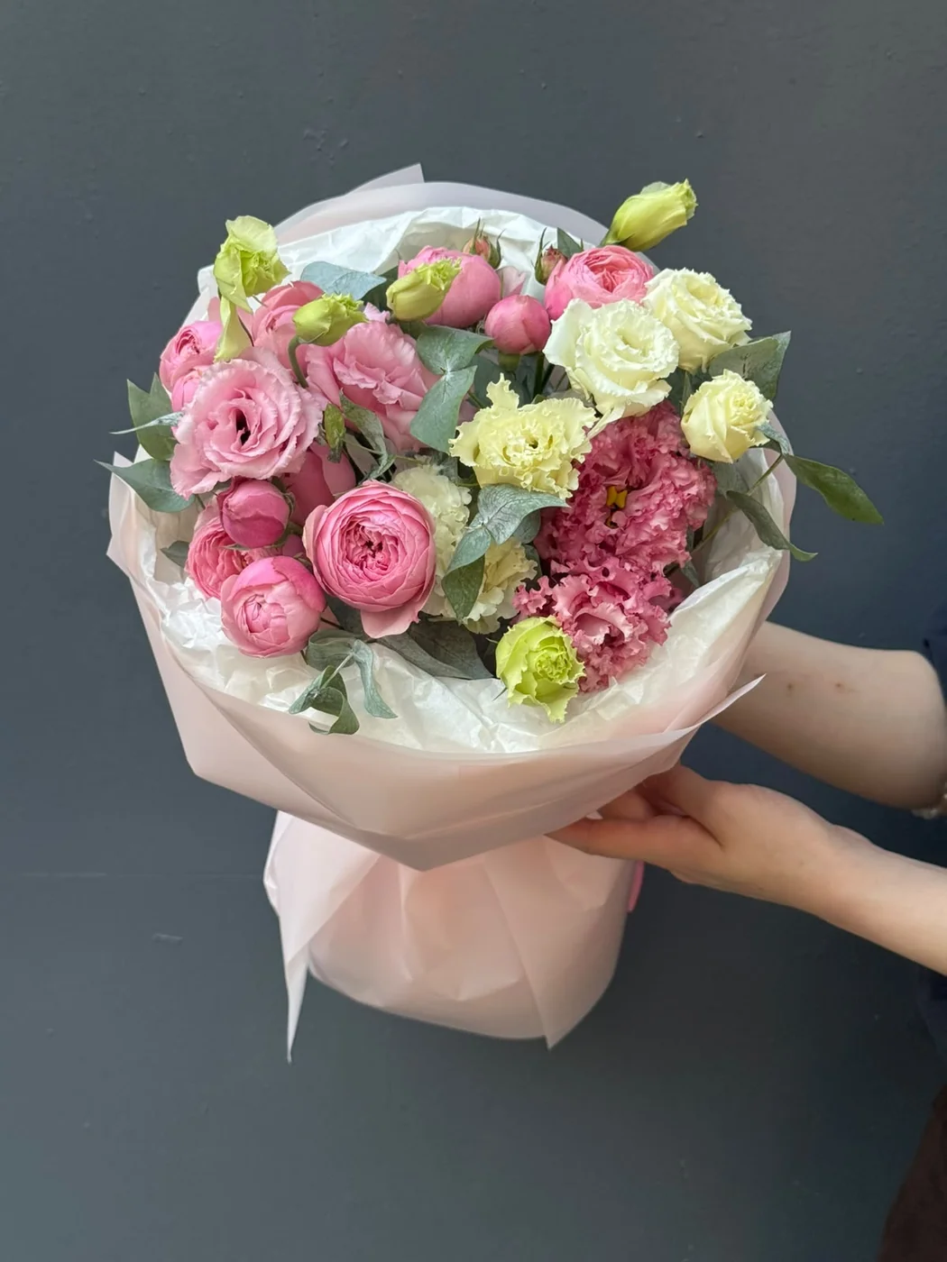 Bağ Pink Silva qızılgülü, ağ evstoma və çəhrayı evstoma