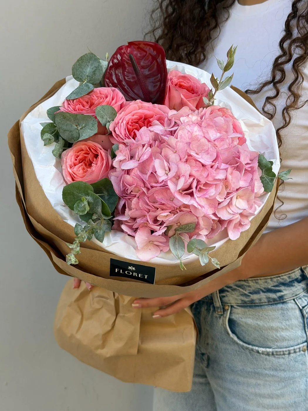 Pink Expression qızılgülü, hortenziya və anturium