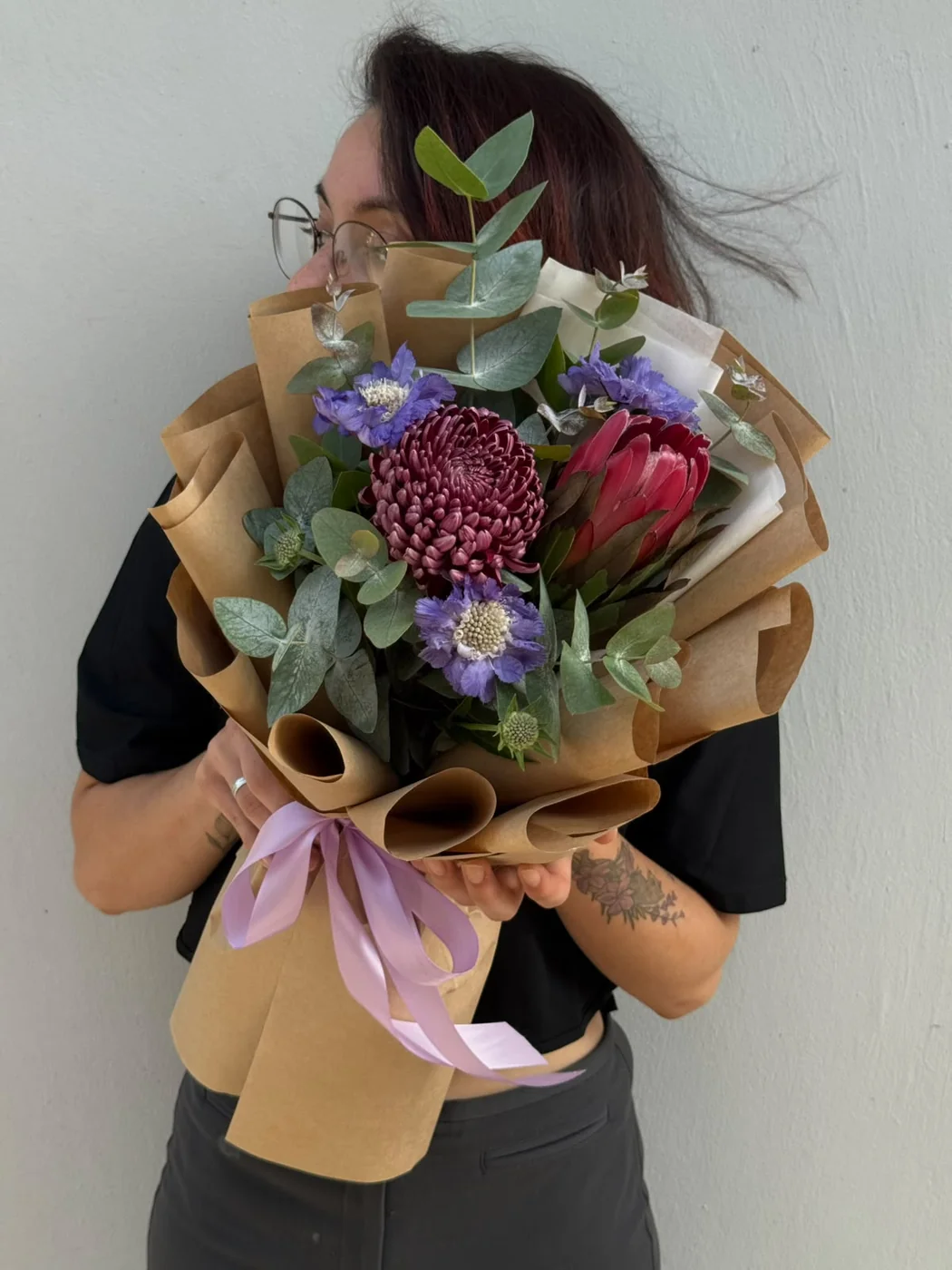 Protea Brenda, Scabiosa, Chrysanthemum Bigoudi və evkalipt