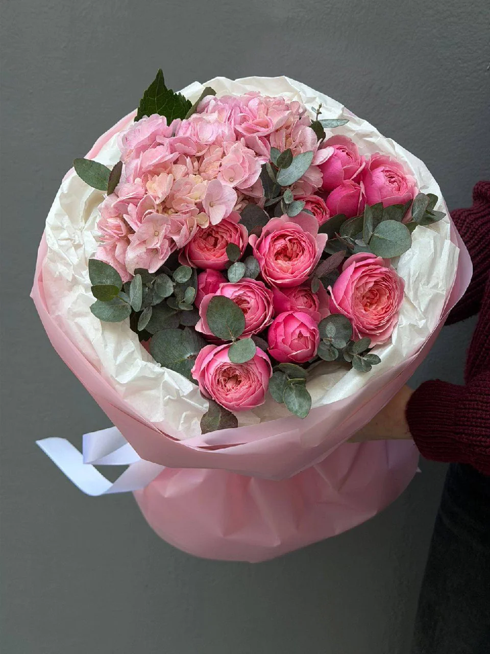 Bağ Pink Silva qızılgülü və hortenziya