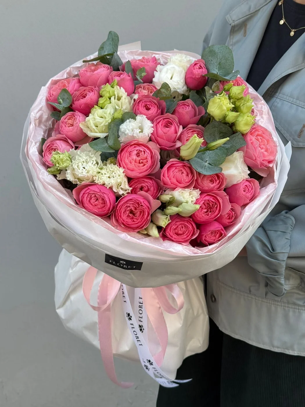 Bağ Pink Silva qızılgülü və evstoma
