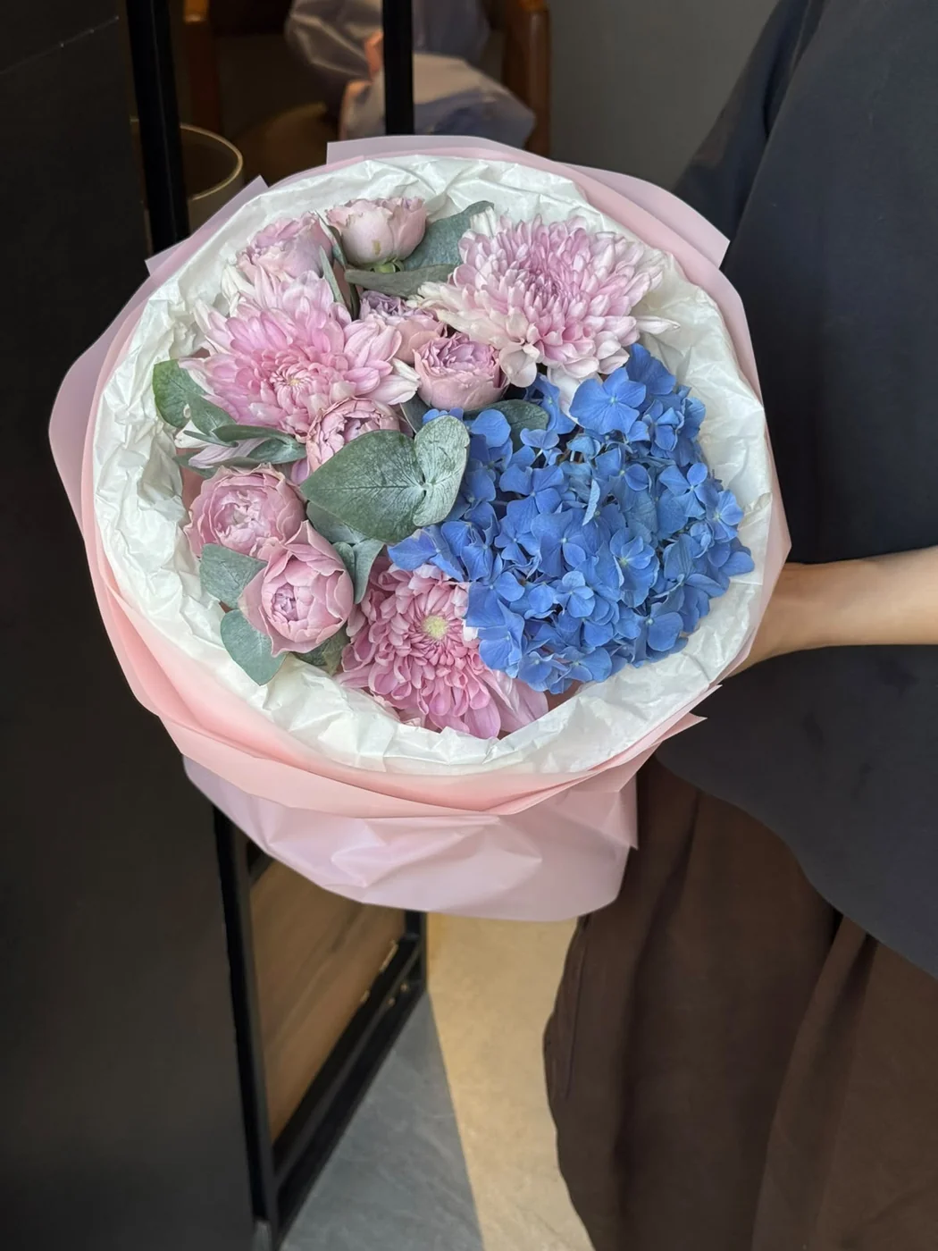 Mavi hortenziya, çəhrayı xrizantem və bağ qızılgül Lavender Bubbles