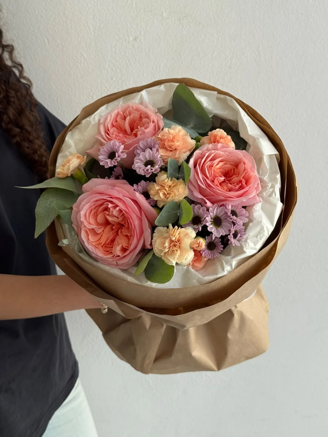 Pink Expression qızılgülü, diantus və çobanyastığı