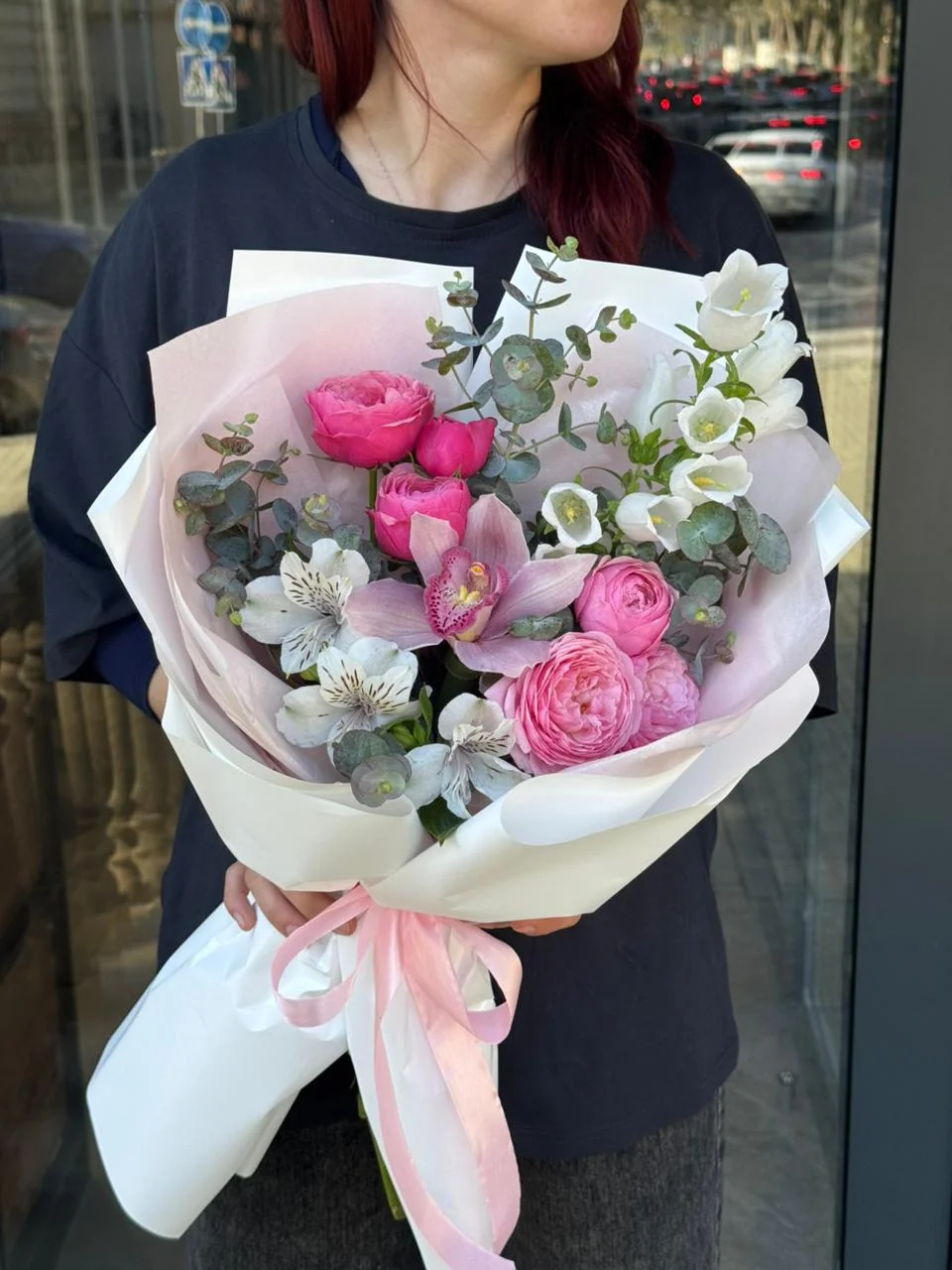 Bağ Pink Silva qızılgülü, alstromeriya, kampanula və orxideya