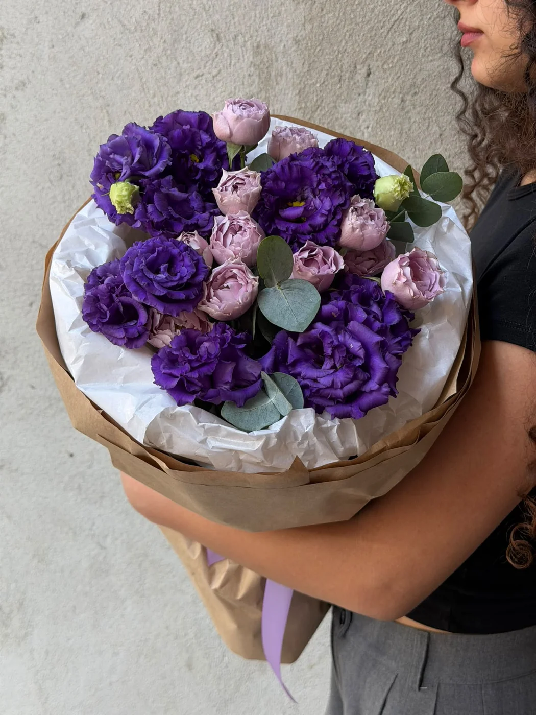 Bağ Lavender Bubbles qızılgülü və bənövşəyi evstoma