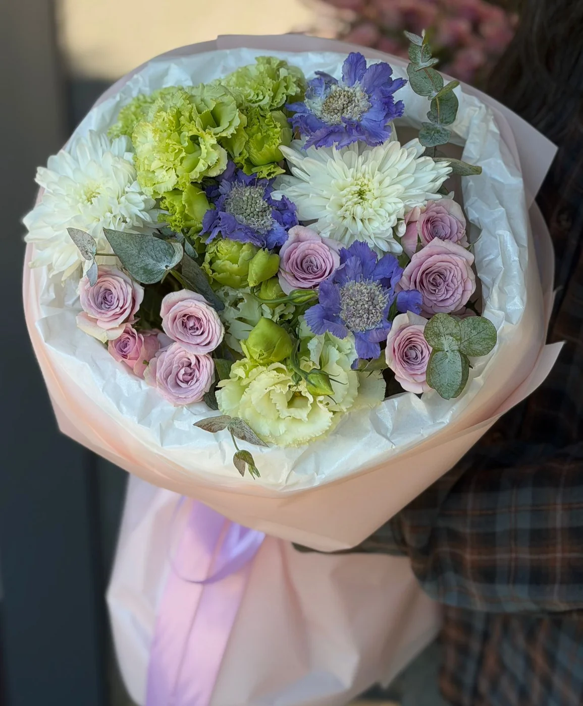 Scabiosa, White Chrysanthemum, Leila Spray Rose, Green Eustoma və evkalipt