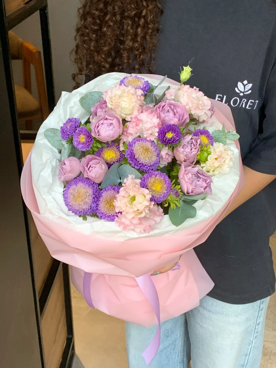 Bağ qızılgül Lavender Bubbles, çəhrayı evstoma və Matsumoto astra