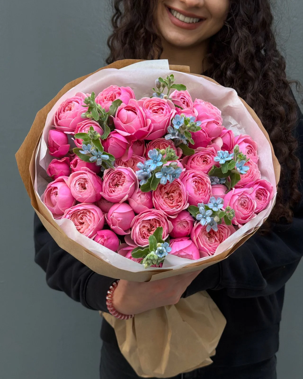 Bağ Pink Silva qızılgülü və oksipetalum