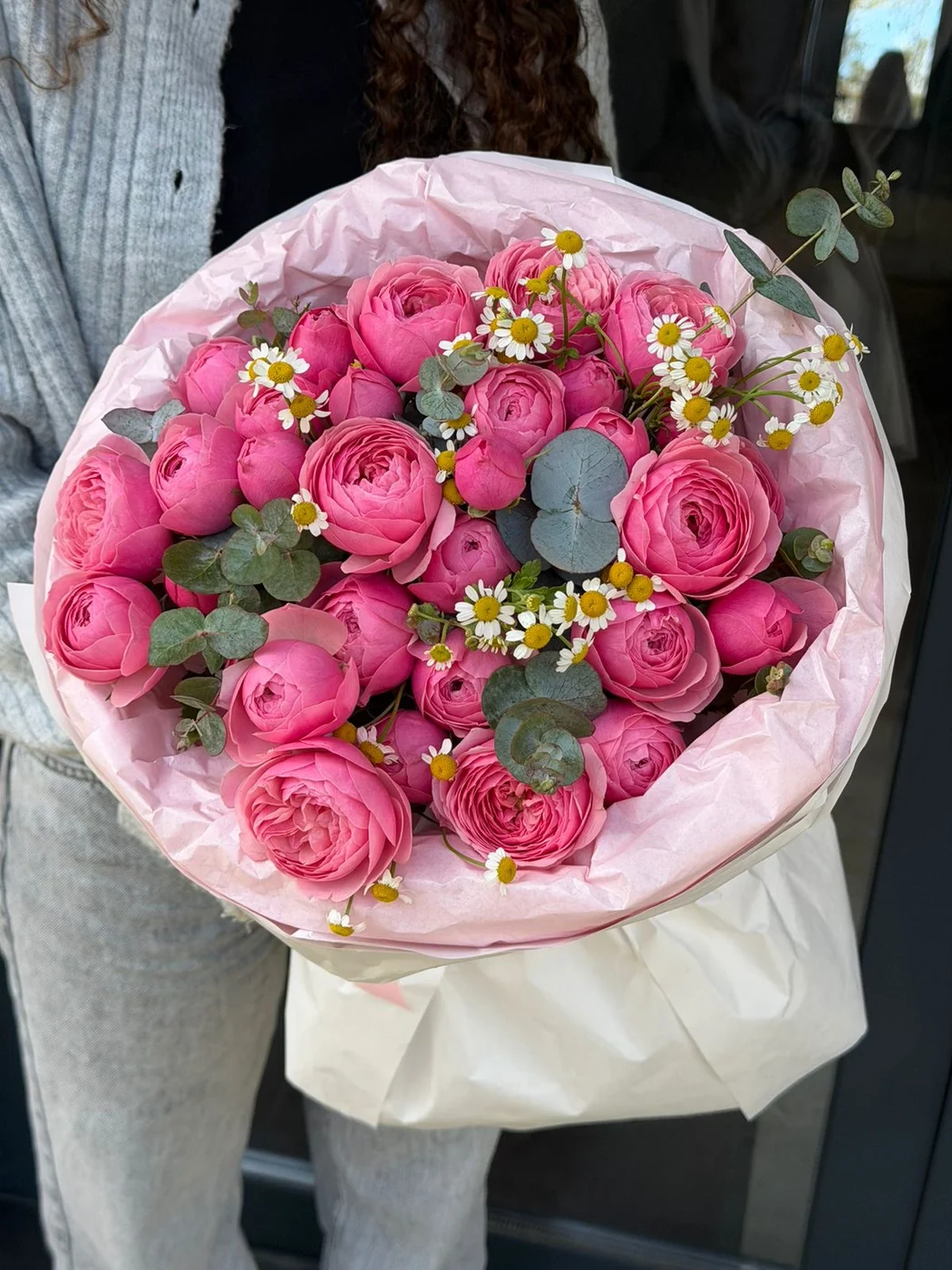 Bağ Pink Silva qızılgülü və Matricaria