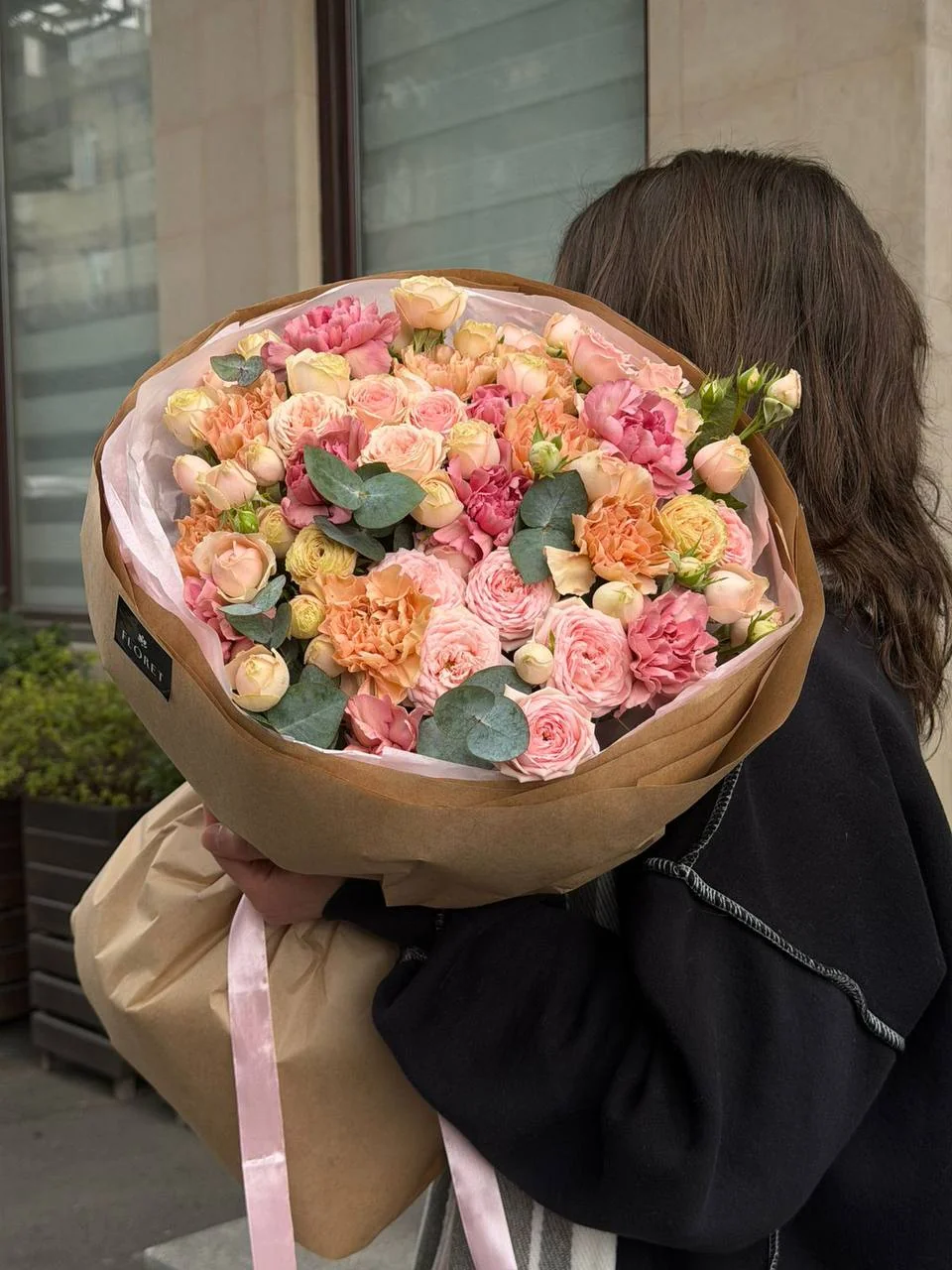 Bağ Sweet qızılgülü və qərənfil