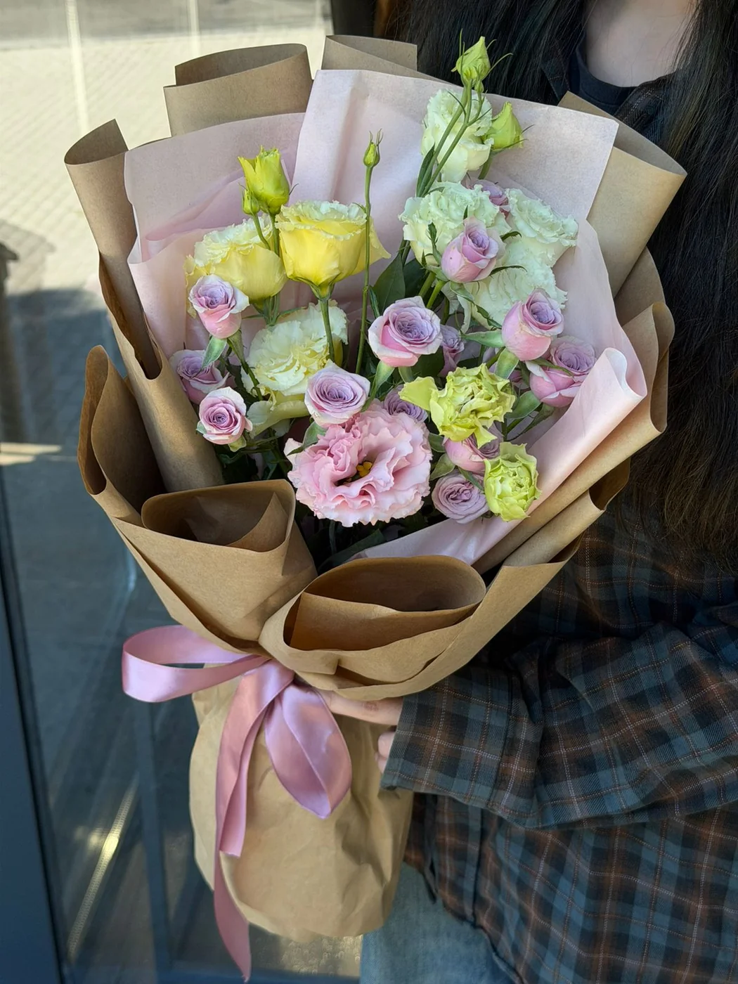 Leyla sprey roses qızılgülü, ağ evstoma, çəhrayı evstoma və sarı evstoma