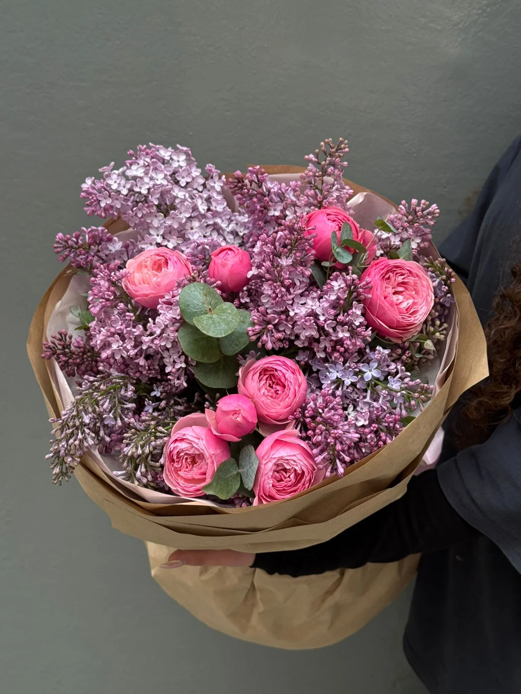 Bağ Pink Silva qızılgülü və yasəmən