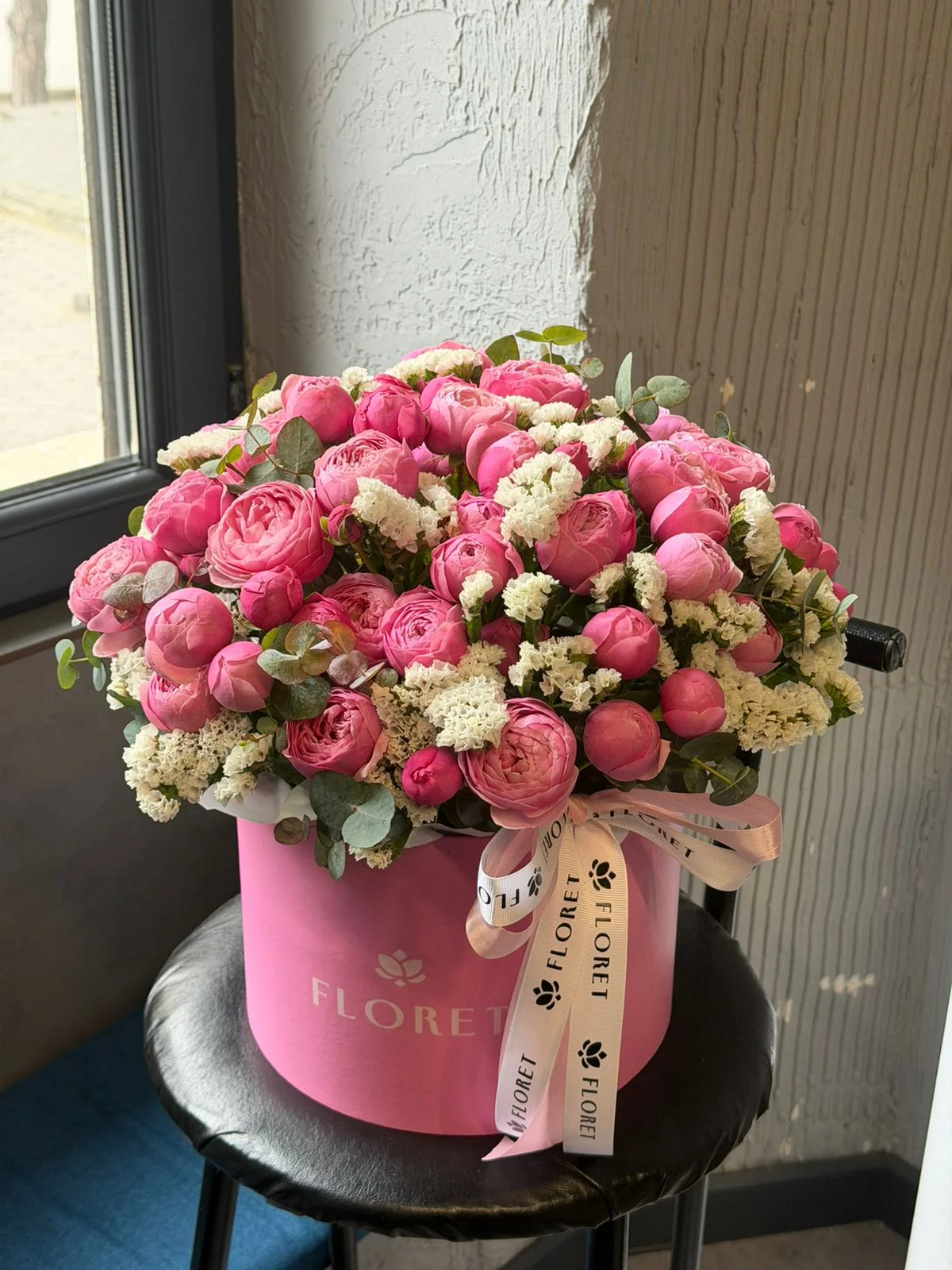 Statisa və bağ Pink Silva qızılgülü