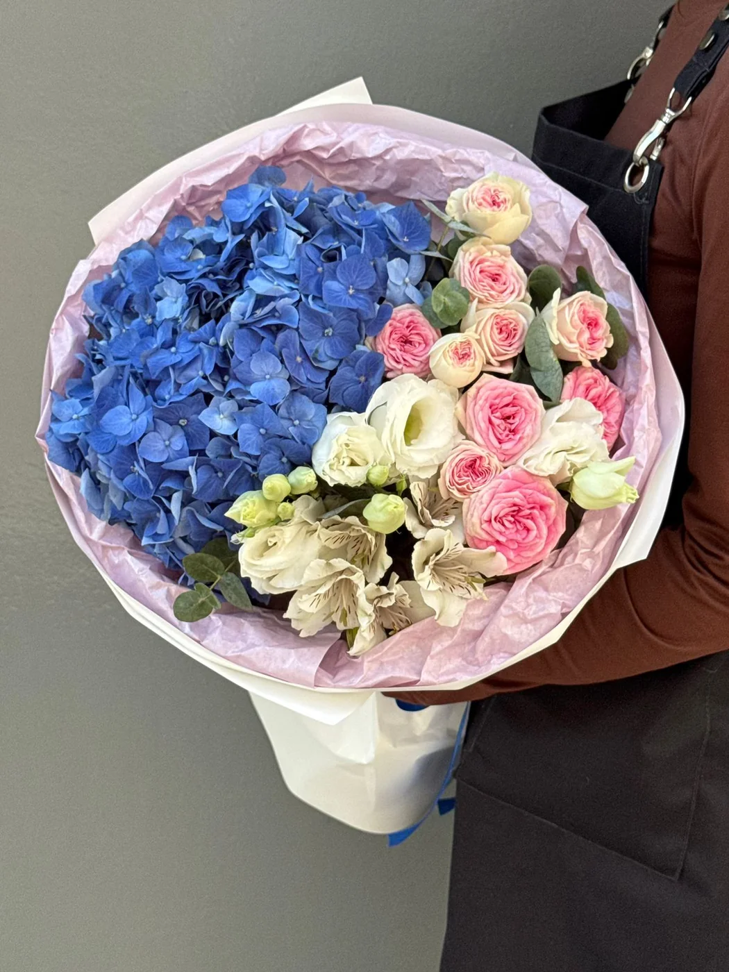 Bağ gelato qızılgülü, eustoma, alstromeriya və hortenziya