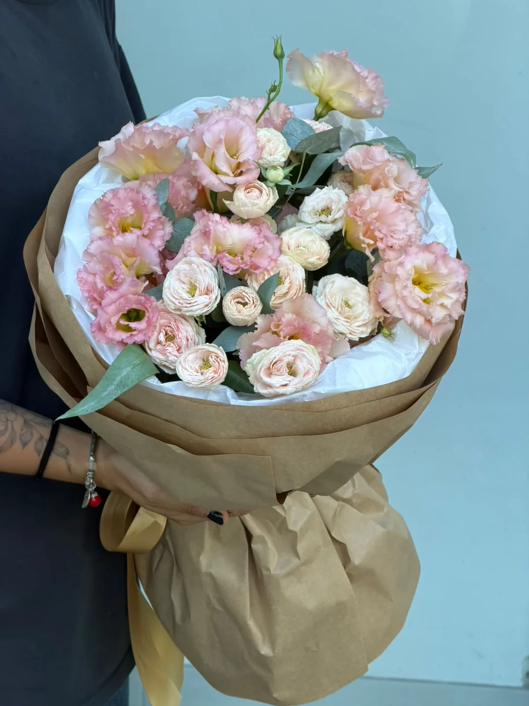 Bağ Sweet Giselle qızılgülü və evstoma
