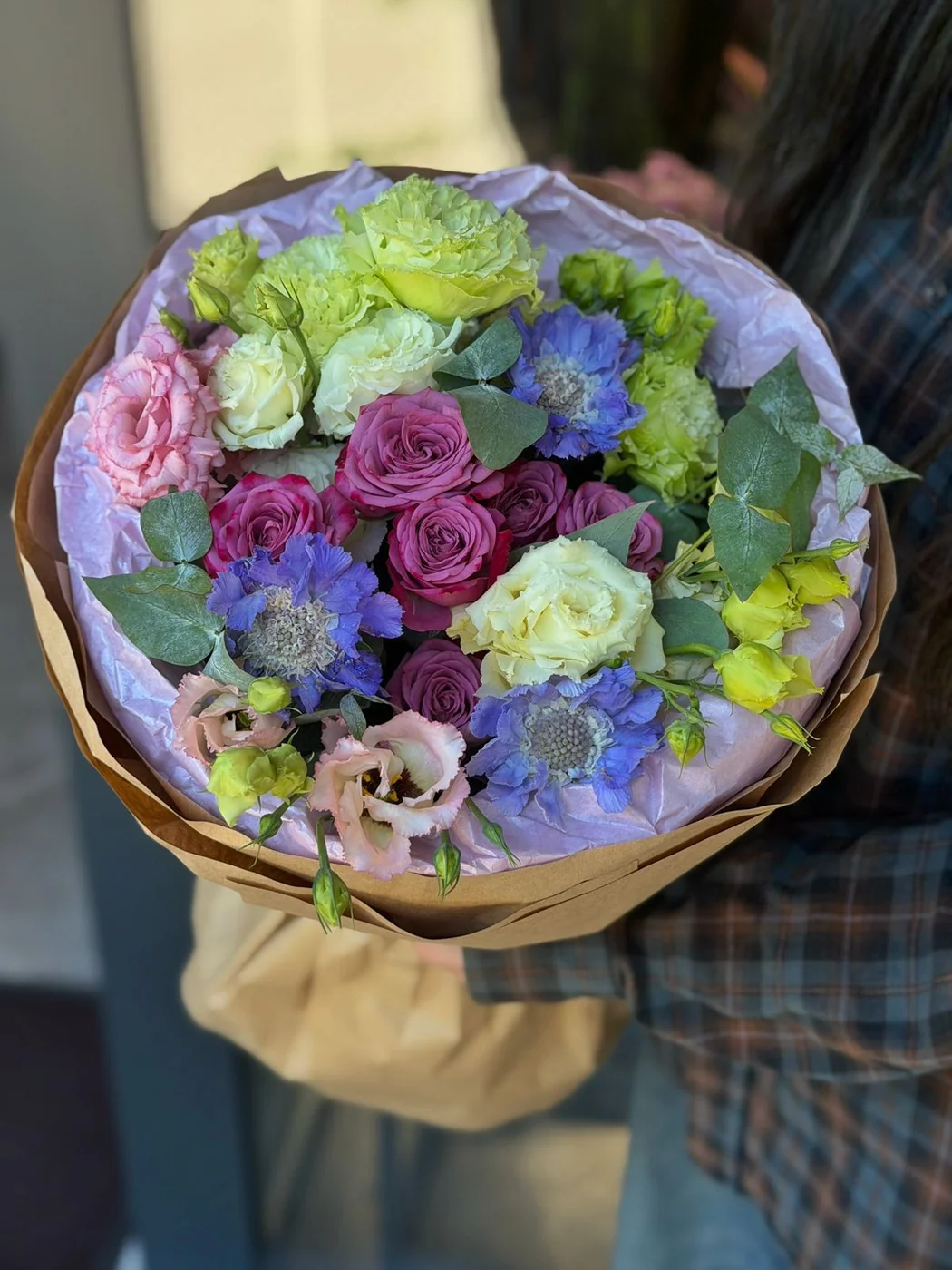 Bağ Purple Queen qızılgülü, evstoma və skabioza