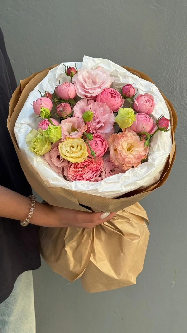 Evstoma və bağ Pink Silva qızılgülü