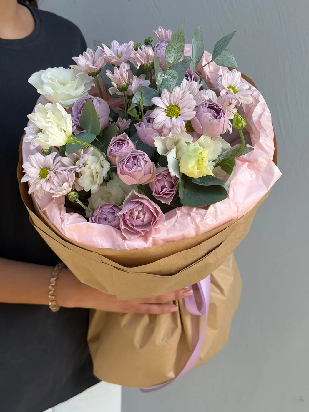 Bağ Lavender Bubbles qızılgülü, bağ xrizantem və evstoma