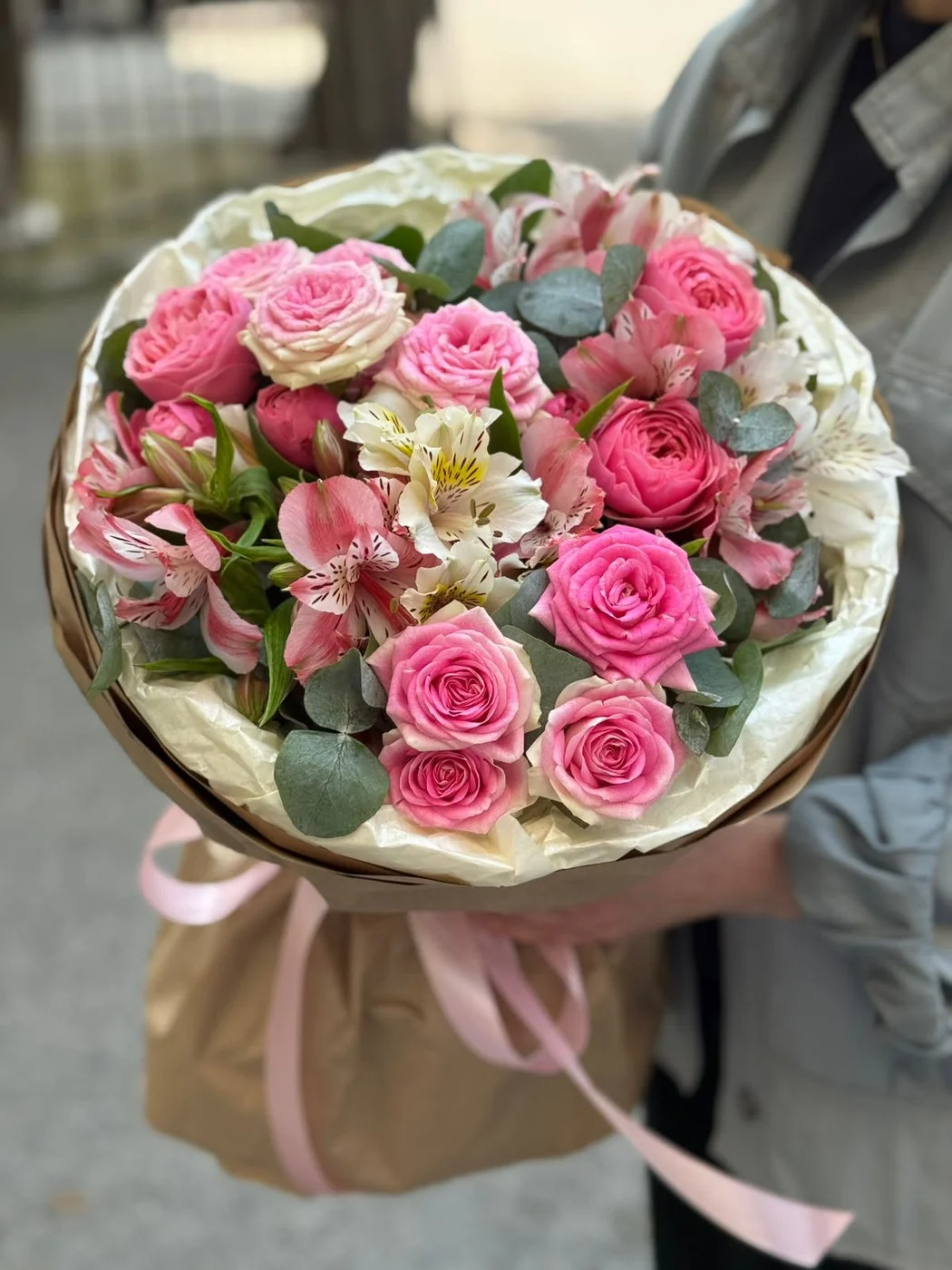 Bağ Pink Silva qızılgülü, Gelato və alstromeriya