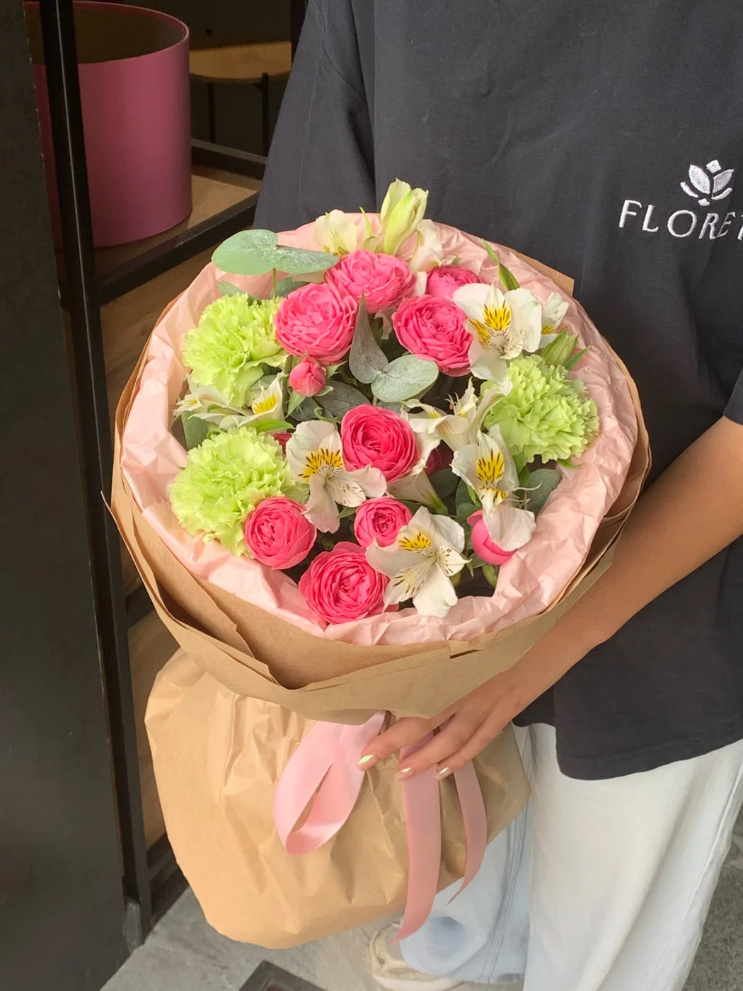 Giselle Pink, ağ alstromeriya və Green qərənfil