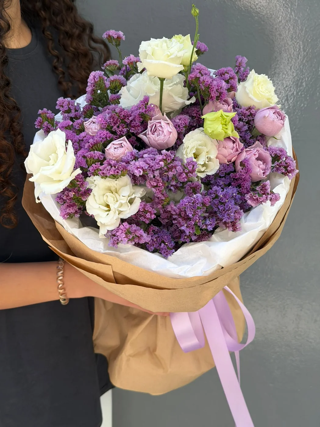 Bağ Lavender Bubbles qızılgülü, evstoma və statisa