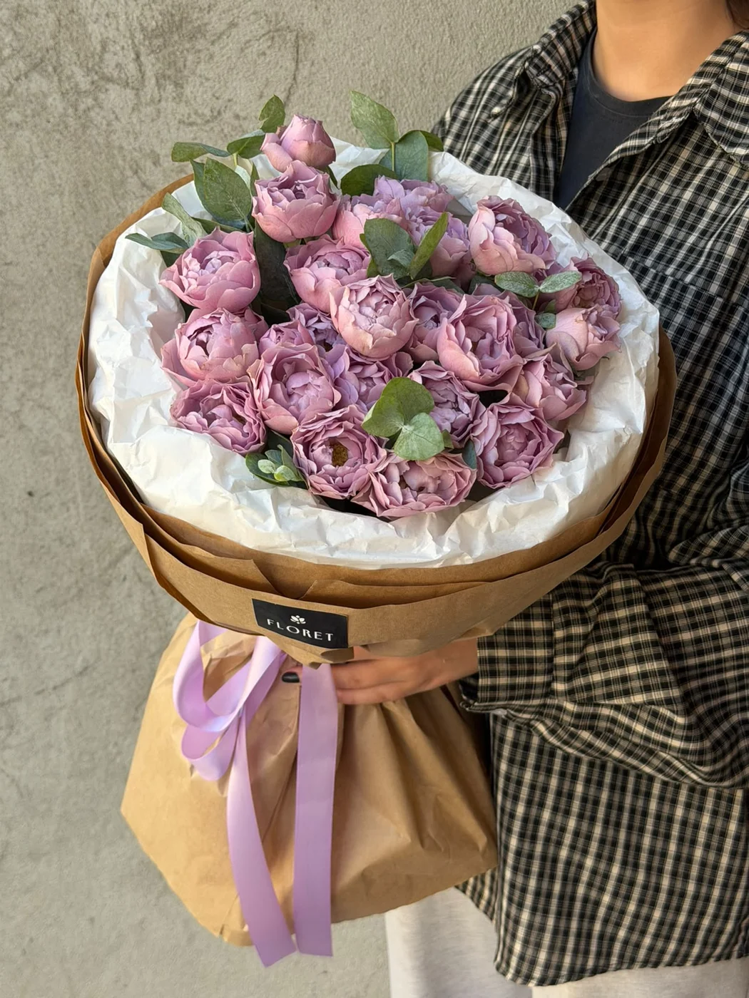Bağ Lavender Bubbles qızılgülü mono buketi