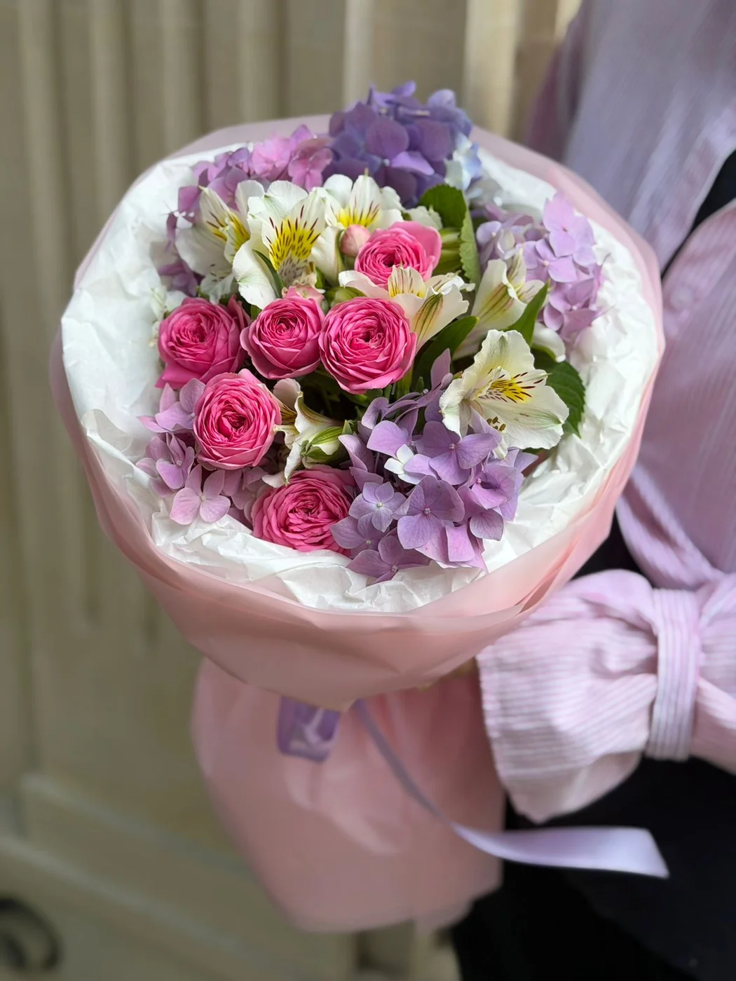 Qızılgül Giselle pink, ağ alstromeriya və Gabala hortenziya