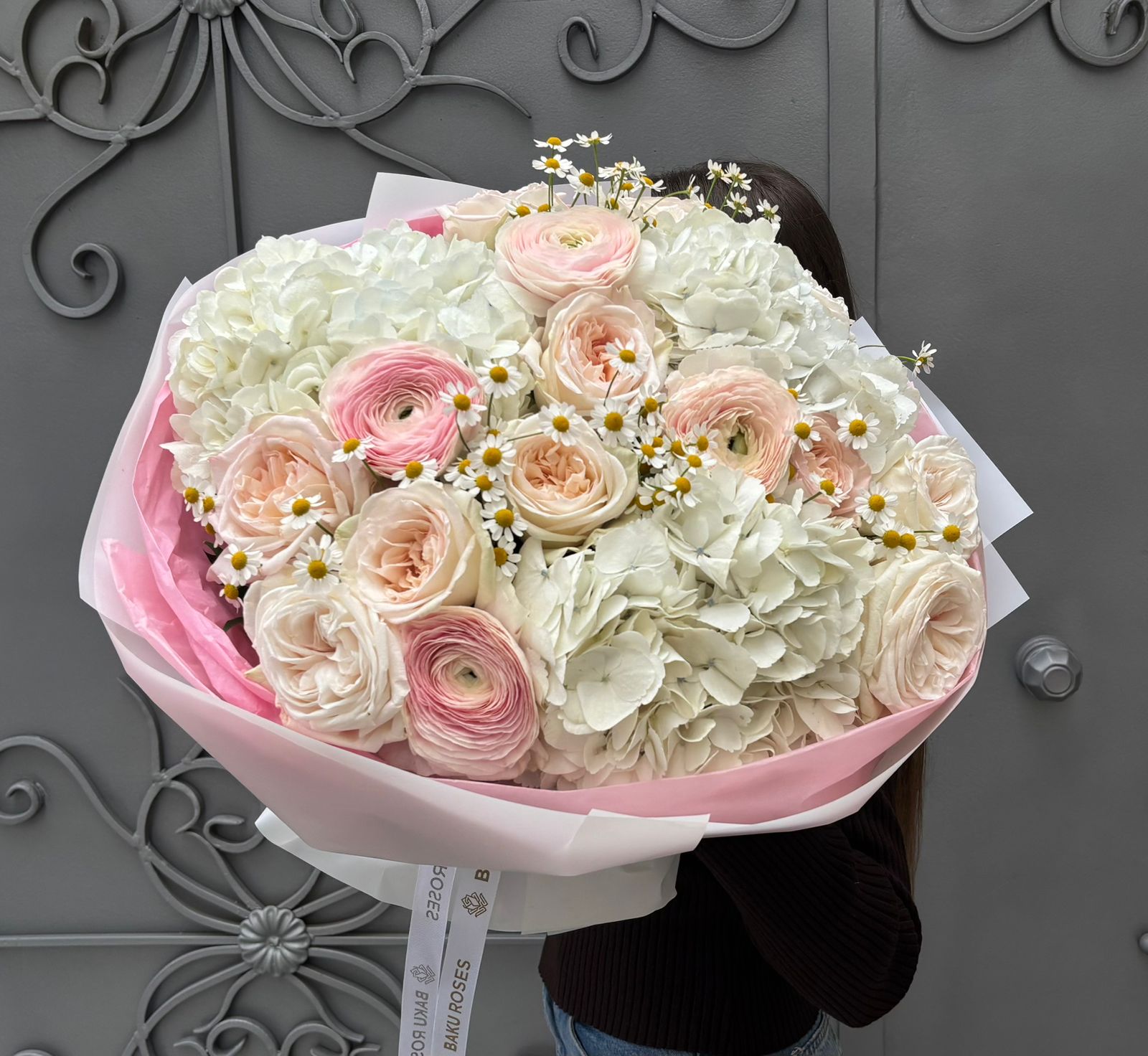 Hydrangea White 3,Ohara White 9, Ranunculus Hanoi 5, Tanacetum 4